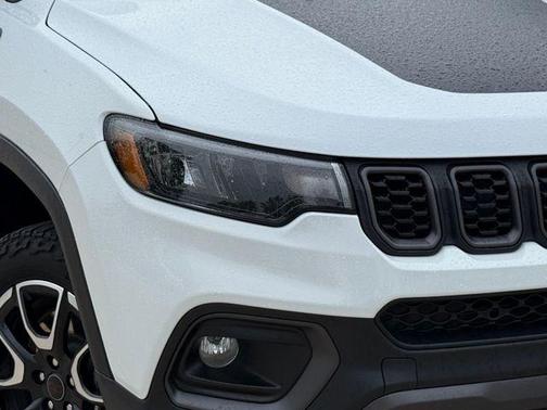 Bright White Clearcoat 2025 Jeep Compass Trailhawk