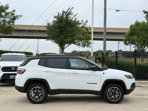 Bright White Clearcoat 2025 Jeep Compass Trailhawk
