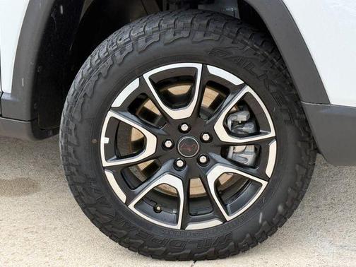 Bright White Clearcoat 2025 Jeep Compass Trailhawk