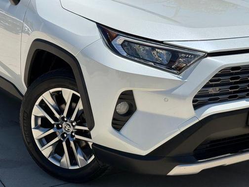 Blizzard Pearl 2020 Toyota RAV4 Limited
