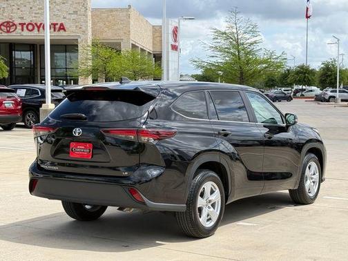 Midnight Black Metallic 2025 Toyota Highlander LE