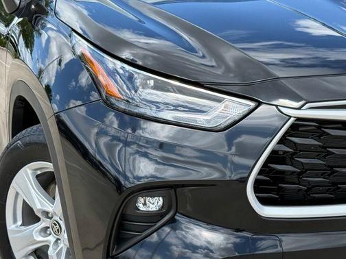 Midnight Black Metallic 2025 Toyota Highlander LE