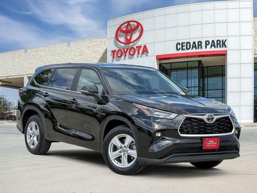 Midnight Black Metallic 2025 Toyota Highlander LE