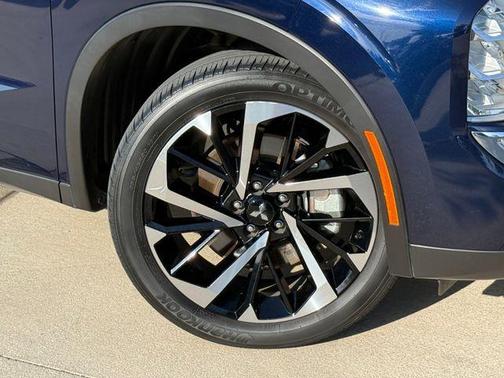 Cosmic Blue Metallic 2024 Mitsubishi Outlander SE