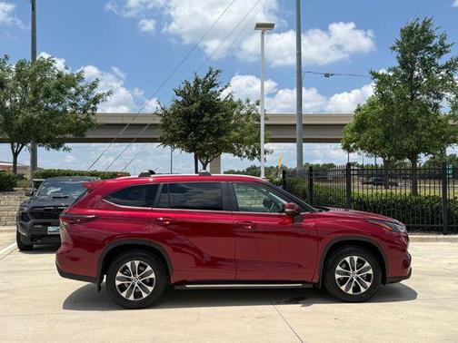 Pearl 2024 Toyota Highlander XLE