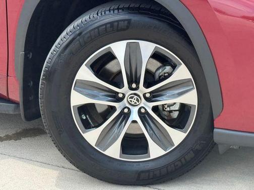 Pearl 2024 Toyota Highlander XLE