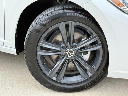 Opal White Pearl Effect 2024 Volkswagen Jetta 1.5T SE