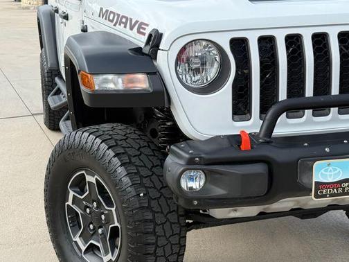 Bright White Clearcoat 2021 Jeep Gladiator Mojave