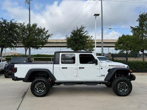 Bright White Clearcoat 2021 Jeep Gladiator Mojave