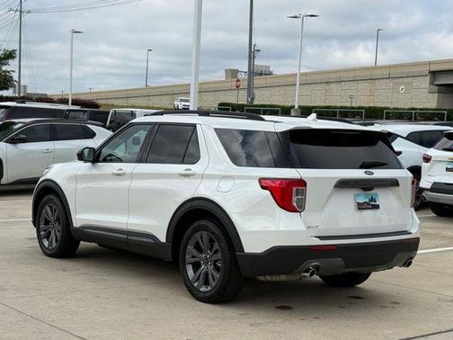 White Metallic 2023 Ford Explorer XLT