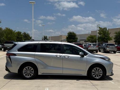 Celestial Silver Metallic 2022 Toyota Sienna XLE