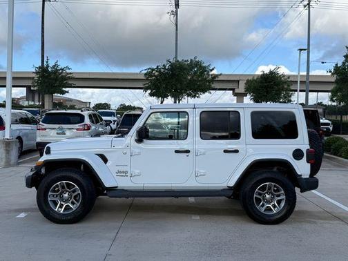 Bright White Clearcoat 2018 Jeep Wrangler Unlimited Sahara