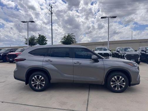 Metal 2026 Toyota Highlander XLE