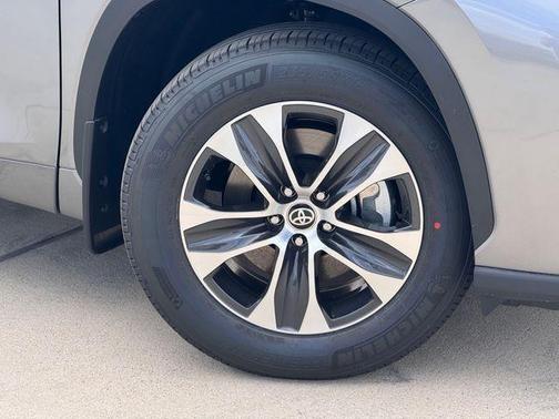 Metal 2026 Toyota Highlander XLE