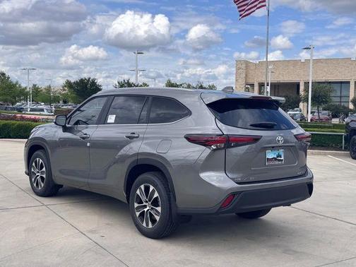 Metal 2026 Toyota Highlander XLE