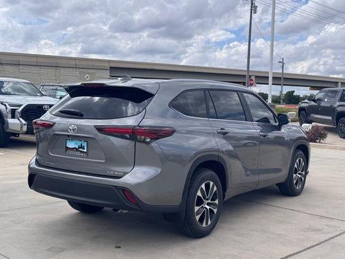 Metal 2026 Toyota Highlander XLE