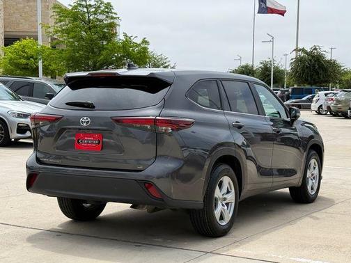 Magnetic Gray Metallic 2025 Toyota Highlander LE