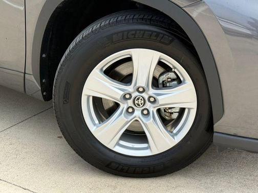 Magnetic Gray Metallic 2025 Toyota Highlander LE
