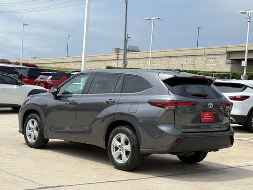 Magnetic Gray Metallic 2025 Toyota Highlander LE