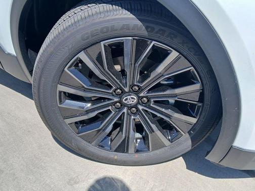 Pearl 2026 Toyota C-HR XSE