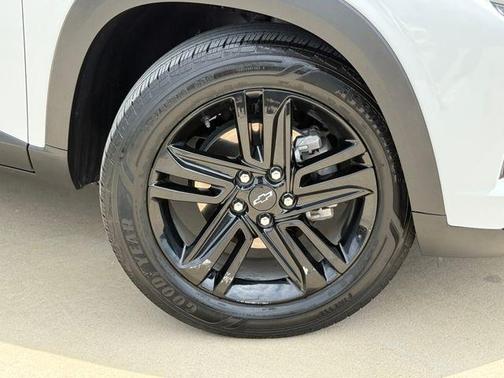 Summit White 2024 Chevrolet Trax ACTIV