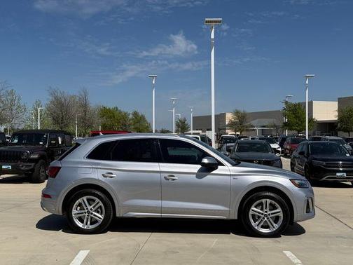 Florett Silver Metallic 2023 Audi Q5 e 55 S line quattro Premium