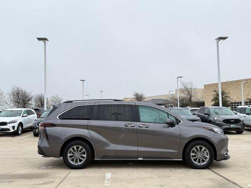 2024 Toyota Sienna XLE