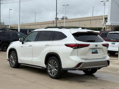 Blizzard Pearl 2021 Toyota Highlander Hybrid Platinum