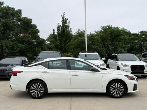 Glacier White 2025 Nissan Altima SV