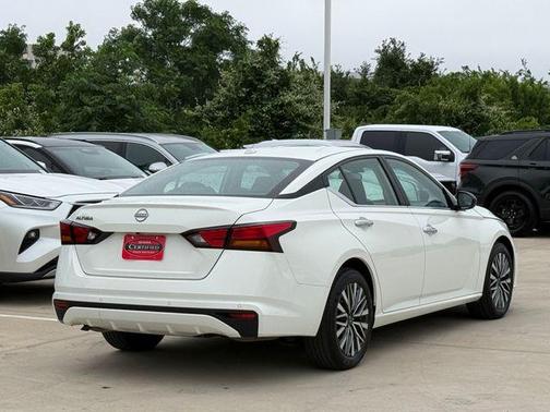 Glacier White 2025 Nissan Altima SV