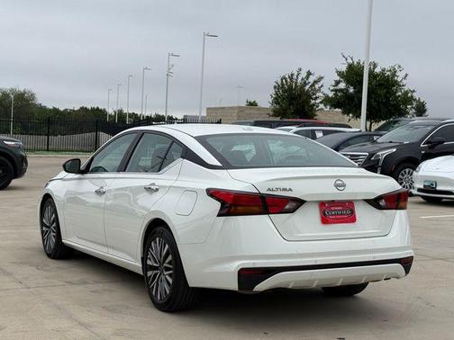 Glacier White 2025 Nissan Altima SV