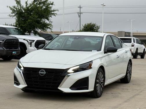 Glacier White 2025 Nissan Altima SV