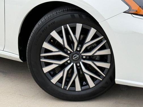 Glacier White 2025 Nissan Altima SV