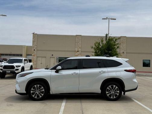 Pearl 2023 Toyota Highlander XLE