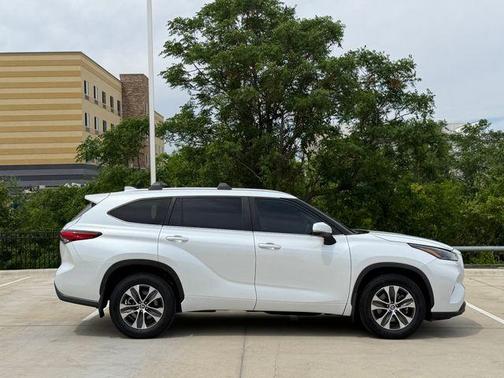 Pearl 2023 Toyota Highlander XLE