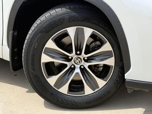 Pearl 2023 Toyota Highlander XLE