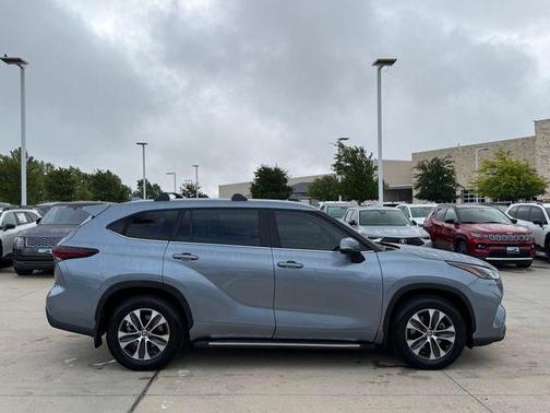 Moon Dust 2024 Toyota Highlander XLE