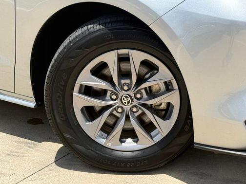 Celestial Silver Metallic 2025 Toyota Sienna LE