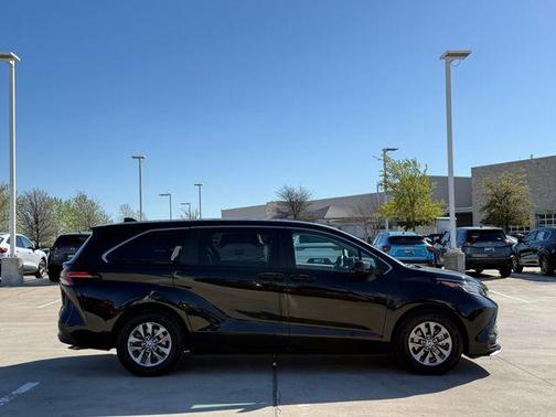 2022 Toyota Sienna LE