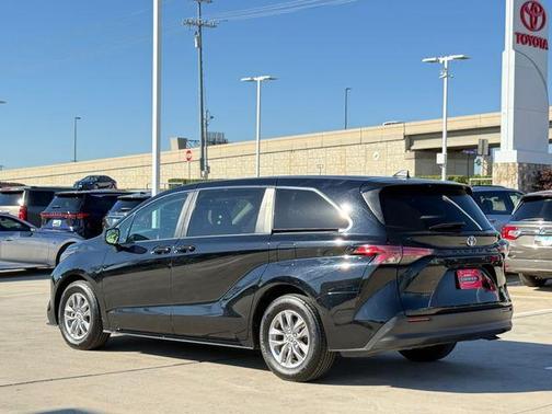 2022 Toyota Sienna LE