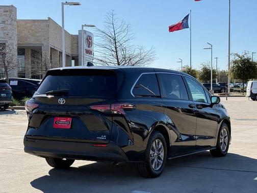 2022 Toyota Sienna LE