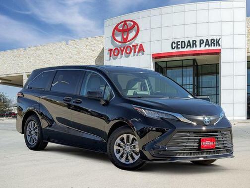 2022 Toyota Sienna LE