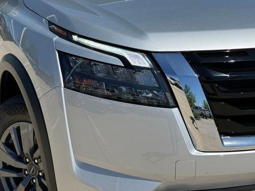 Brilliant Silver Metallic 2025 Nissan Pathfinder SV