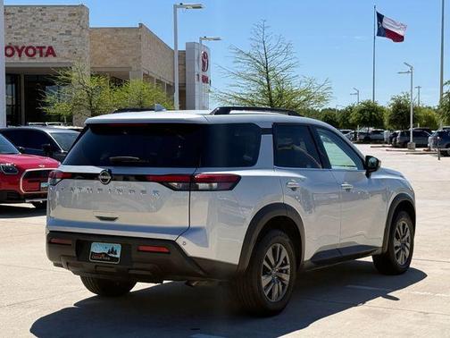 Brilliant Silver Metallic 2025 Nissan Pathfinder SV