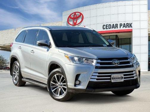 Celestial Silver Metallic 2018 Toyota Highlander XLE