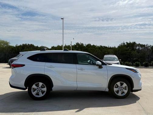 Pearl 2022 Toyota Highlander L