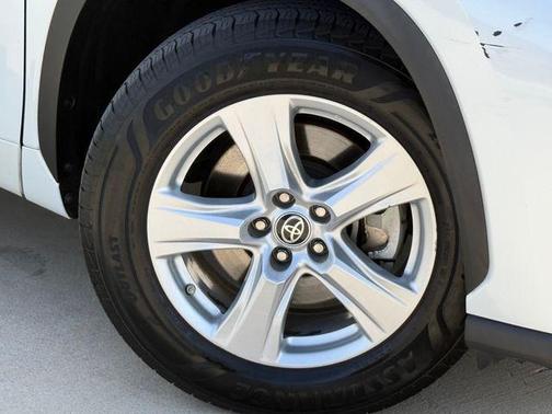 Pearl 2022 Toyota Highlander L