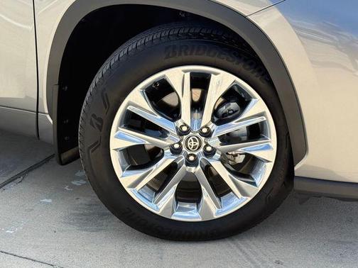 Metal 2025 Toyota Highlander Limited