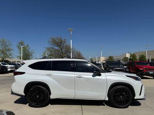 Pearl 2023 Toyota Highlander XSE