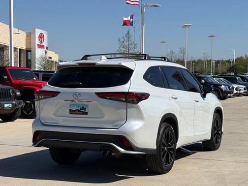 Pearl 2023 Toyota Highlander XSE